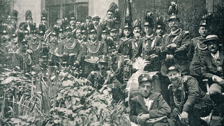 Die Harmoniemusik Glarus auf einem Pressebild von 1903 anlässlich eines Ausflugs nach Mailand • (Foto: Landesarchiv Glarus)