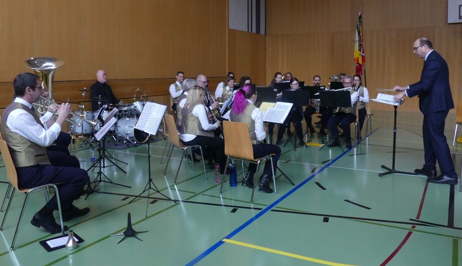 Die Gastgeber, Musikgesellschaft Niederurnen-Ziegelbrücke, bei ihrem Konzert.j