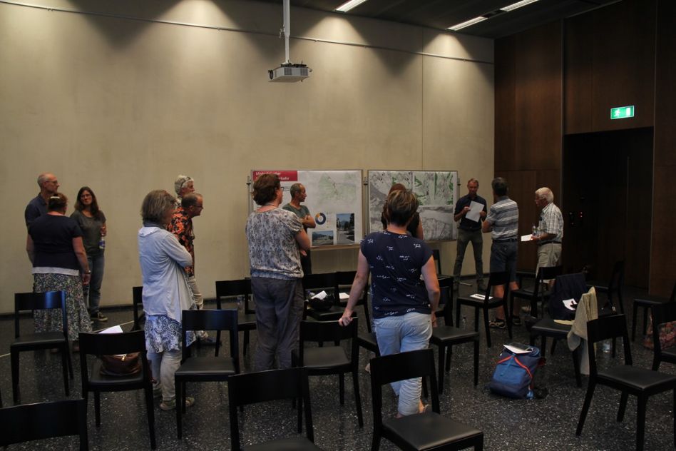 Die Einwohner und Einwohnerinnen von Glarus Nord diskutierten in Gruppen mit Fachleuten. (Foto: Fabio Lutz)