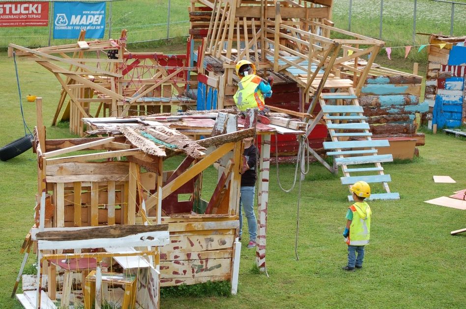 Zahlreiche Holzhäuschen mit Tischen, Leitern und Terrassen – so sah im letzten Jahr die bebaute Wiese der Kinderbaustelle aus.