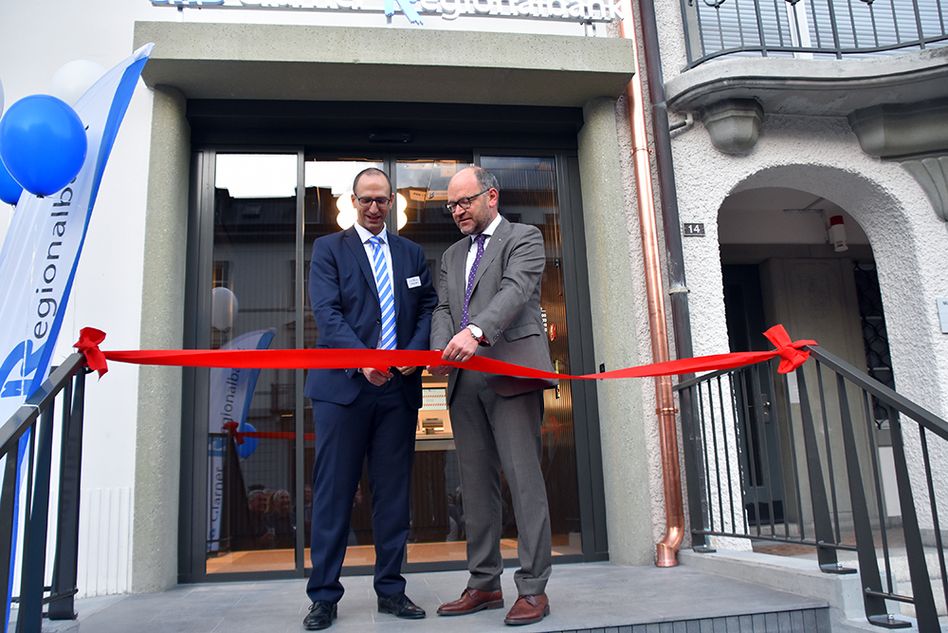 Die GRB eröffnet ihr neues Gebäude im Herzen von Glarus. (Bild: ehuber)
