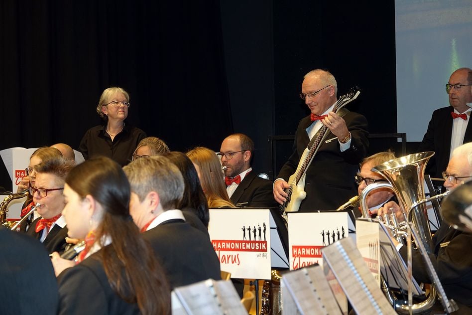 Frits Damrow trifft auf die Harmoniemusik Glarus