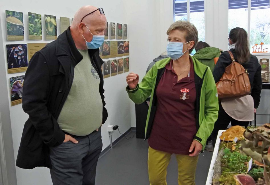 Pilzkontrolleurin Ruth Bossart gibt einem Ausstellungsbesucher bereitwillig Auskunft