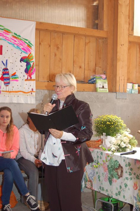 Pfarrerin Almut Neumann verkündet das Wort Gottes im Stall der Familie Hefti, im Hüsliguet in Mitlödi
