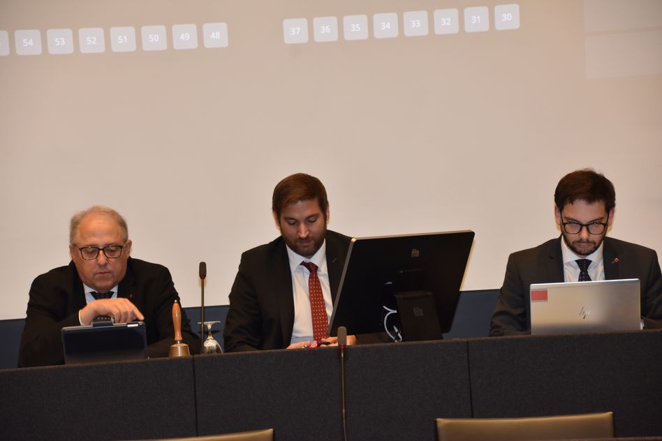 Sie sind für einen reibungslosen Ablauf der Landratssitzung besorgt: LR-Präsident Luca Rimini (mitte) Ratsschreiber Hansjörg Dürst (links) und Ratssekretär Michael Schüepp (rechts)