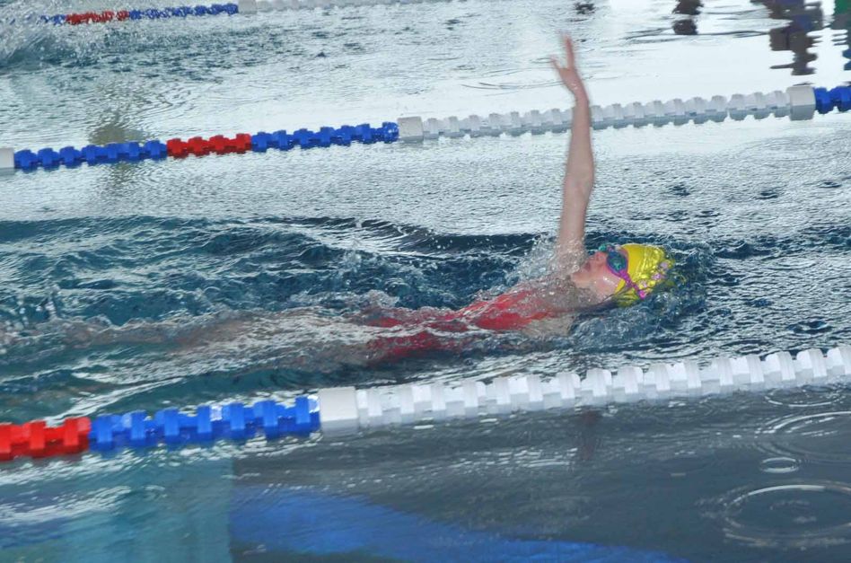 Eine gute Technik und eine gute Wasserlage ergibt eine gute Schwimmzeit. (Bilder: r.etter) Auf die Plätze – Pfiff! und los geht es über 50 m Crawl. Die schnellsten 1./2.-Klässler (von links): Naomi Luchsinger