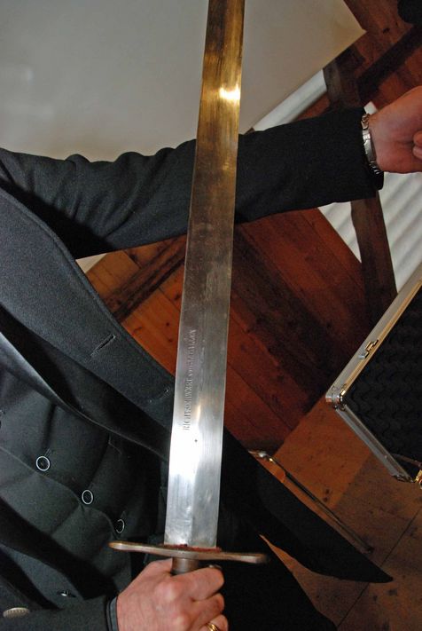 Im Richtschwert sind die Initialen des Kantons St. Gallen enthalten, ein Hinweis, dass dieses Schwert vermutlich bei der Enthauptung von Anna Göldi eingesetzt wurde