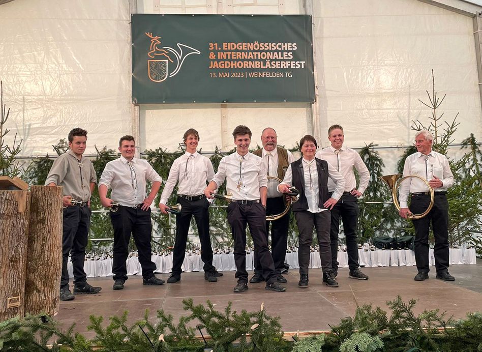 Freudige Überraschung für die Jagdhornbläsergruppe «Edelwyss», die am Eidgenössischen Jagdhornbläserfest 2023 in Weinfelden sensationell den 1. Rang in der Kategorie A IV belegte (zvg)