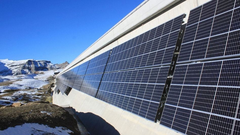 Die Photovoltaikanlage an der Muttsee-Staumauer hat im Herbst einen Teilbetrieb aufgenommen und bis Jahresende gut 100&#039;000 kWh Elektrizität produziert • (Fotos: AUE)