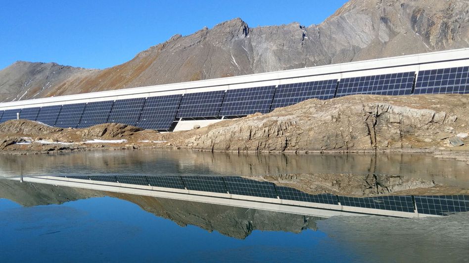 Die Fotovoltaikanlage an der Muttsee-Staumauer wurde Anfang Oktober 2021 in einen Teilbetrieb gesetzt und wird im Sommer 2022 fertiggestellt • (Foto: AUE)