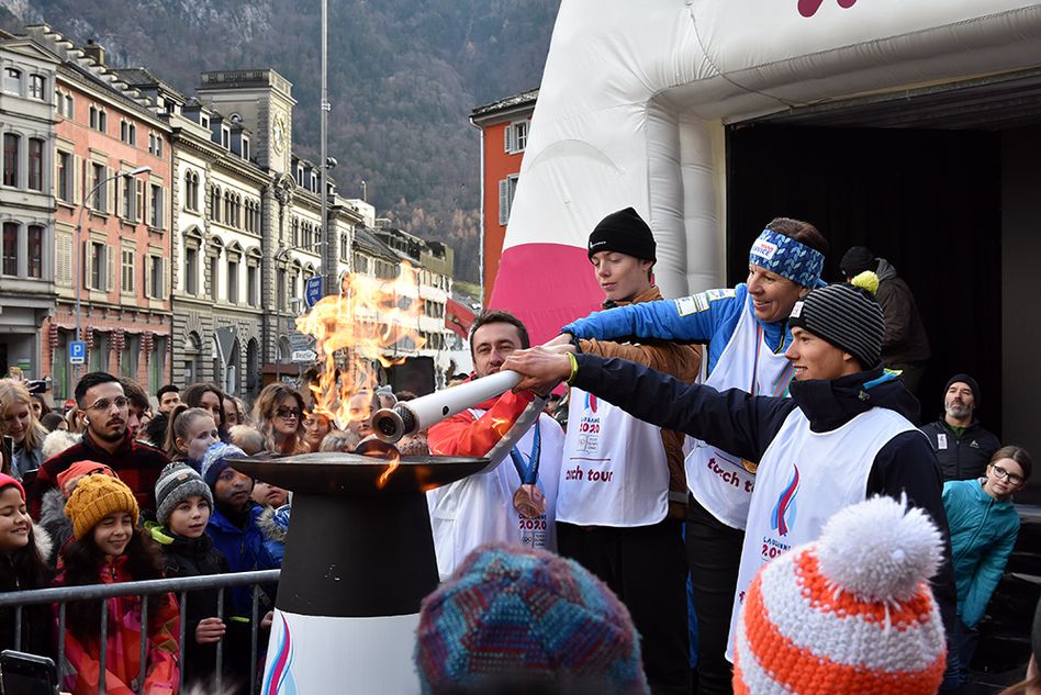 Im Vorfeld der Jugendolympiade in Lausanne wurde das Olympische Feuer auch in Glarus gezündet. (Bild: jhuber)