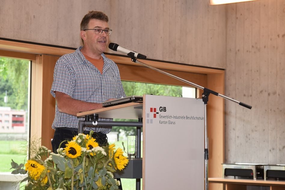 Kursleiter Heinz Zweifel eröffnete die Abschlussfeier für die Berufe Maurer und Baupraktiker (Bilder. j.huber)