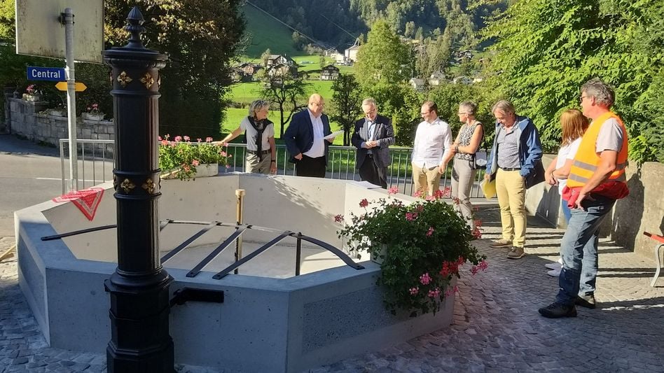 Delegierte aus den Gemeinderäten Glarus Süd und Herrliberg konnten im Oktober 2023 den frisch sanierten Brunnen beim Restaurant Central in Hätzingen einweihen.