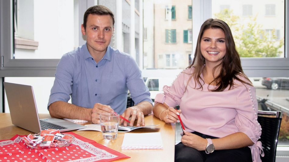 Andreas Mächler und Morena Zhuniqi sind das neue Team bei der Kontaktstelle für Wirtschaft des Kantons Glarus • (Bild: Kanton Glarus)