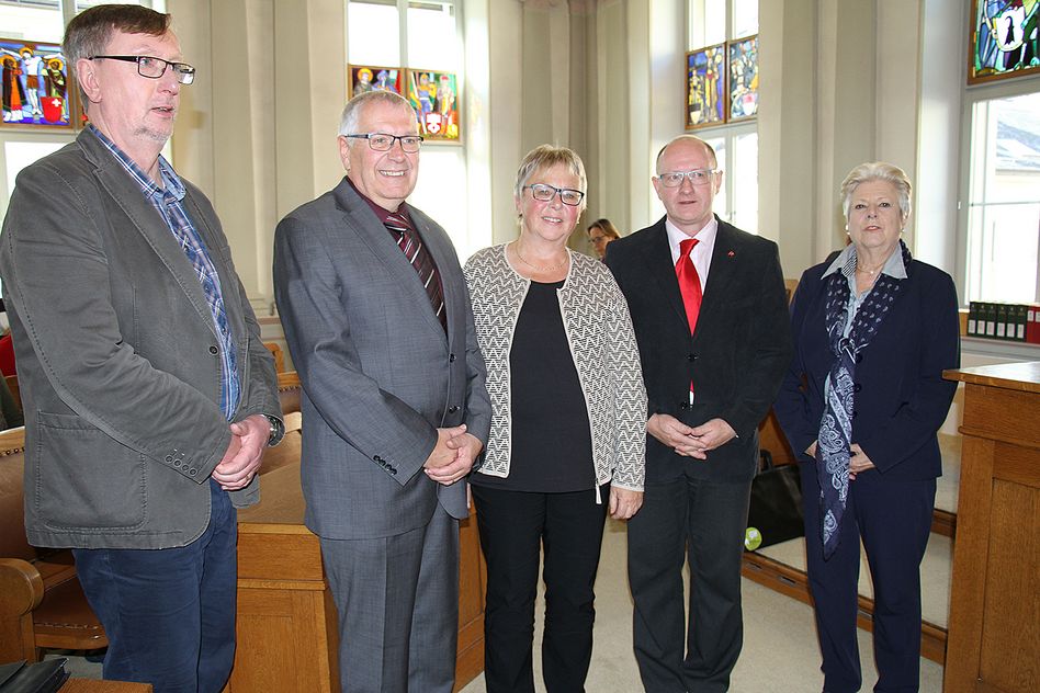 Aus ihren Ämtern verabschiedet wurden Pfarrer Matthias Peters, Hans Thomann, Rosmarie Figi, Pfarrer Peter Hofmann und Andrea Trümpy (von links).