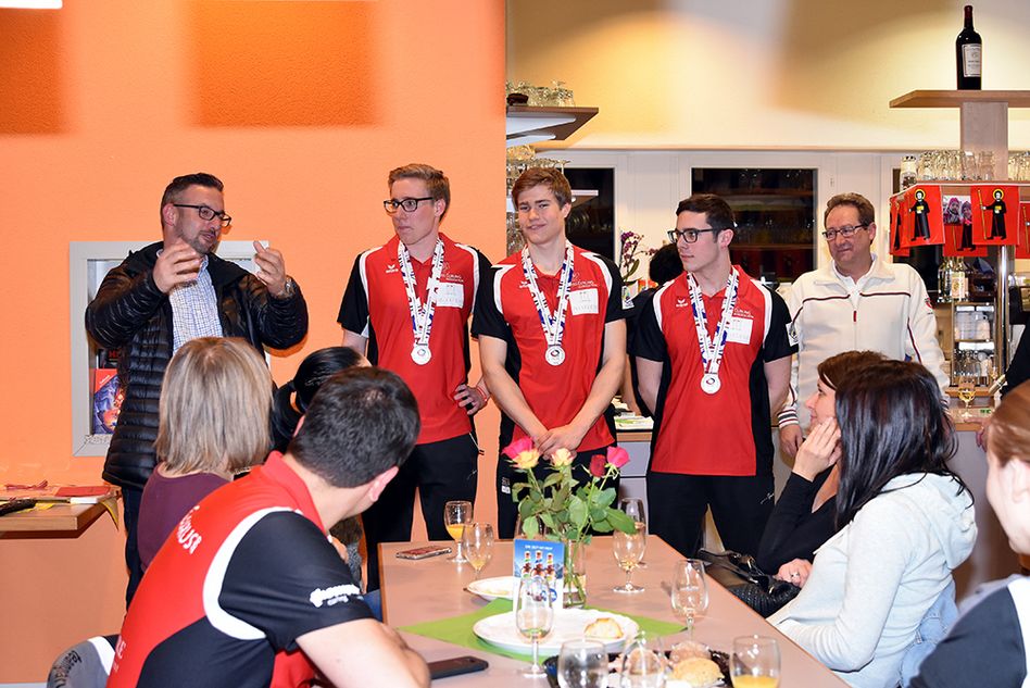 Wieder Edelmetall im Curling: Die Junioren des Curlingclub Glarus gewinnt an der Weltmeisterschaft Silber. (Bild: jhuber)