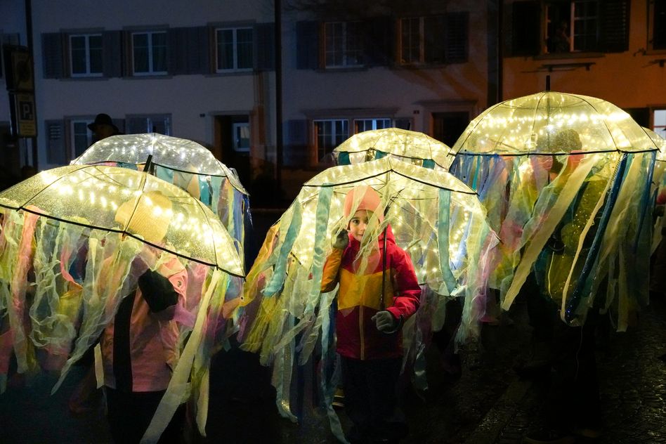Glück gehabt: Laternen mit Regenschirm