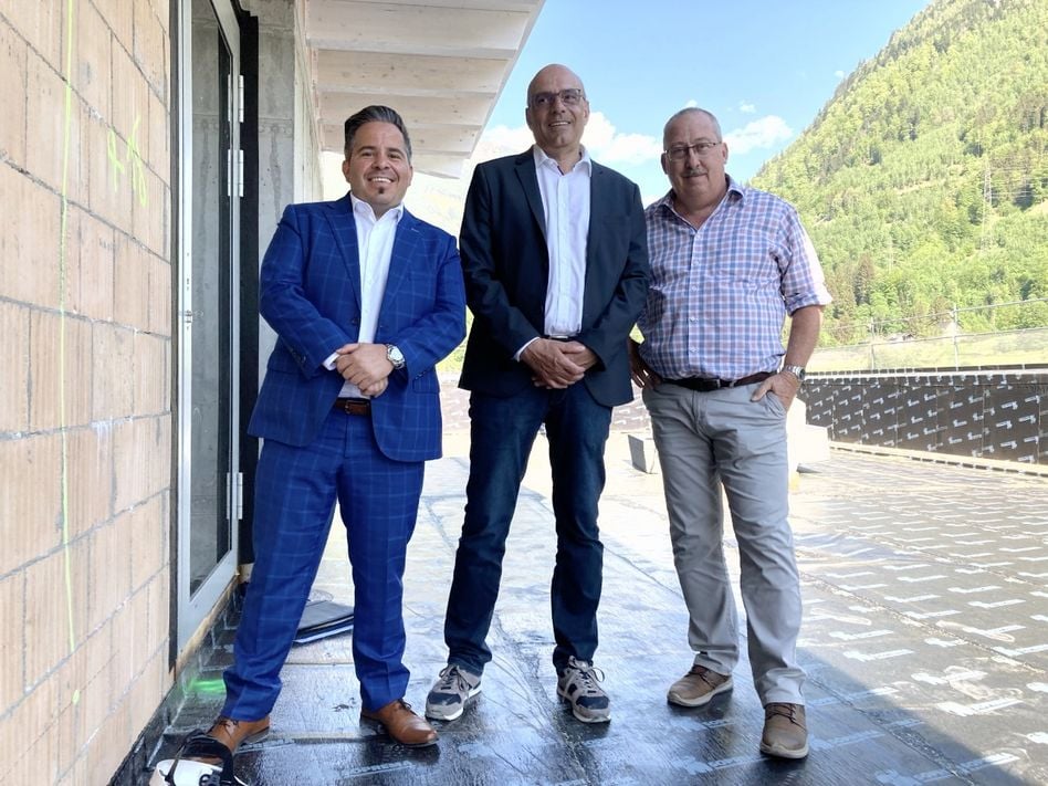 Sie führen den Wohnpark in Schwanden (v.l.): VR-Präsident Giuseppe Mongiovì, Gastgeber Ronald Leuzinger und Verwaltungsrat Peter Zimmermann. (Foto: Fredy Bühler)