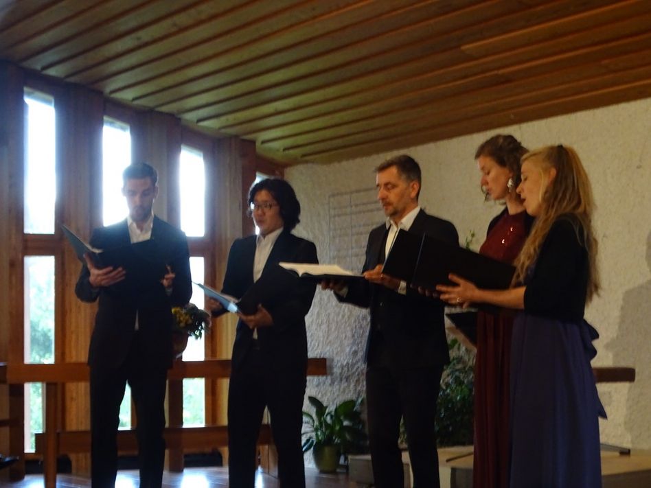 Die Mitglieder des Basler Vokalensembles Voces Suaves gastierten mit italienischen Madrigalen in der Dorfkirche Braunwald (Bilder: p.meier)
