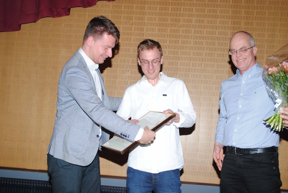 Samuel Leipold erhält den Förderpreis durch Gemeinderat Pascal Vuichard (links) und Gemeindepräsident Thomas Kistler.
