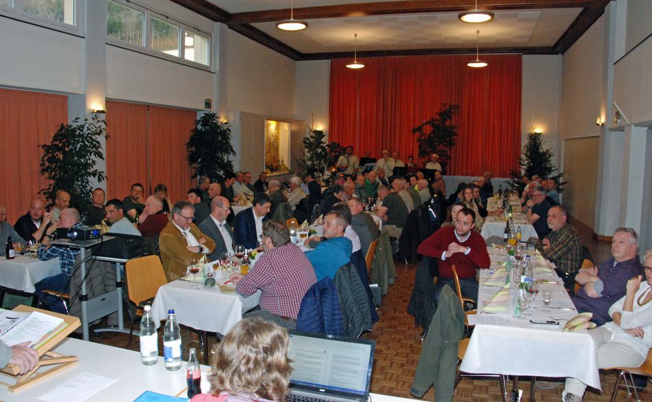 Ausgezeichnet besuchte 16.Hauptversammlung im Saal vom Brauereigasthof Adler in Schwanden