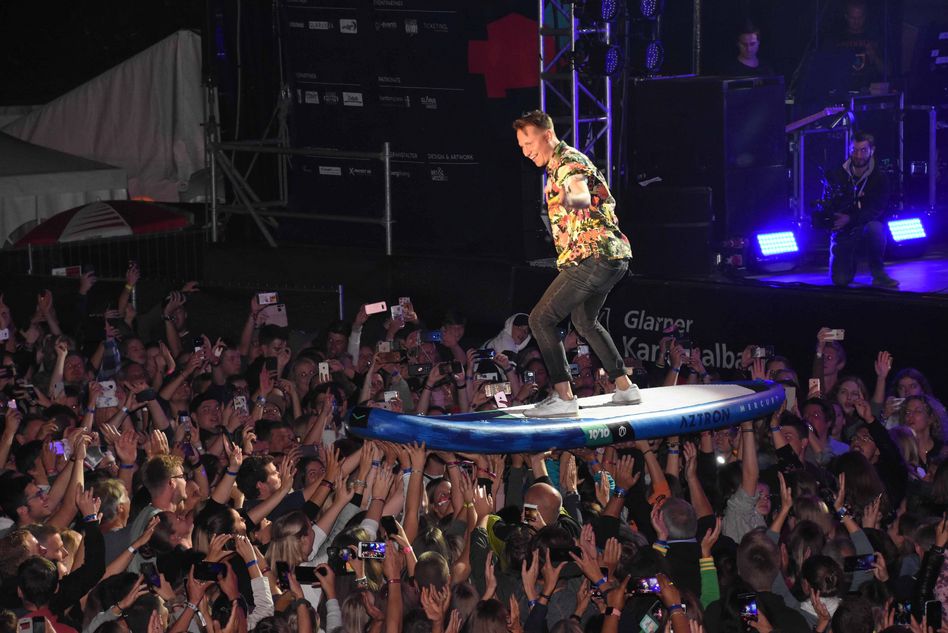 Der Sänger von Hecht lässt sich vom Publikum auf einem Surfbrett tragen (Bilder: e,huber)