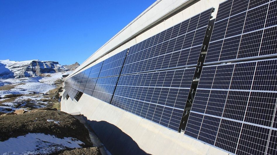 Der Ausbau der Solarenergie wie hier auf der Muttsee-Staumauer in der Gemeinde Glarus Süd trägt zur Versorgungssicherheit bei. Die Anlage generiert ausserdem wichtigen Winterstrom. (Foto: AUE)