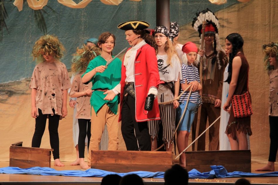 Peter Pan und Kapitän Hook im Zwiegespräch auf dem Piratenschiff (Bilder: zvg)