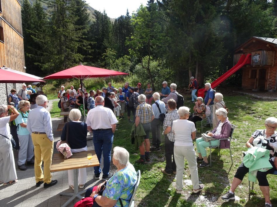 Seniorinnen und Senioren aus Graubünden und dem Glarnerland hören der Begrüssung des Präsidenten zu. (Bilder: zvg)