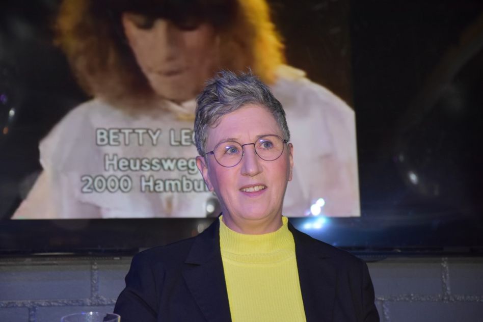 Musiktherapeutin Betty Legler, 61, im Hintergrund Betty Legler, 20 (Videostandbild ihres Auftrittes mit «Rock for the Lady» im ZDF). (Foto: Søren Ehlers)