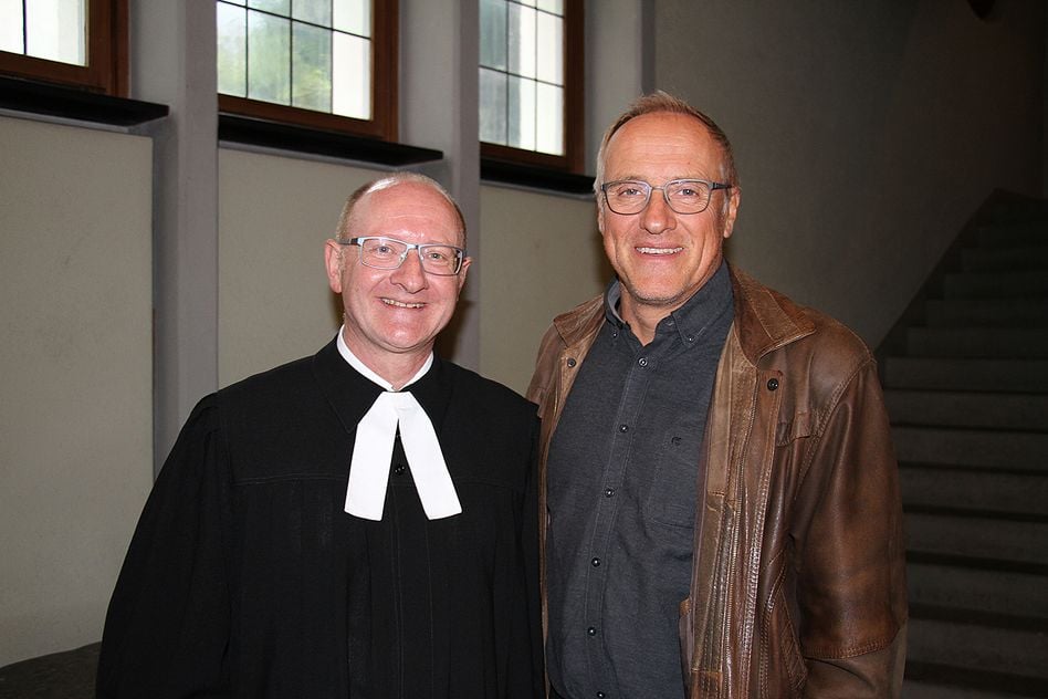 Schöne Geste: Auch Pfarrer Hans-Walter Hoppensack (rechts) ist zur Amtseinsetzung seines Nachfolgers Peter Hofmann angereist.