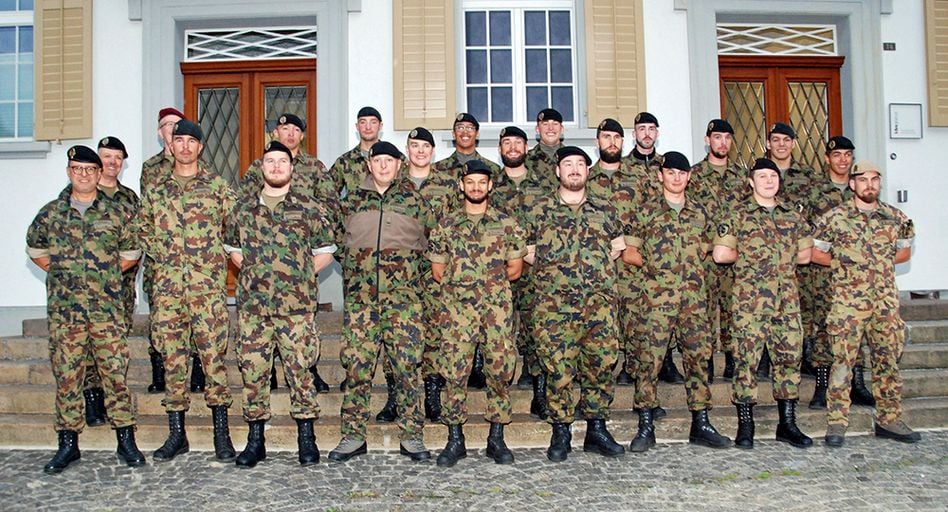 Das Kader der Panzer Rekrutenschule 21 auf der Treppe des Zaunschulhauses. (Bilder: Hasp.)