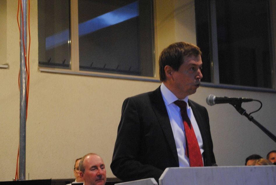 Landratspräsident Peter Rothlin bei seiner Ansprache. (Bilder: a.lombardi)