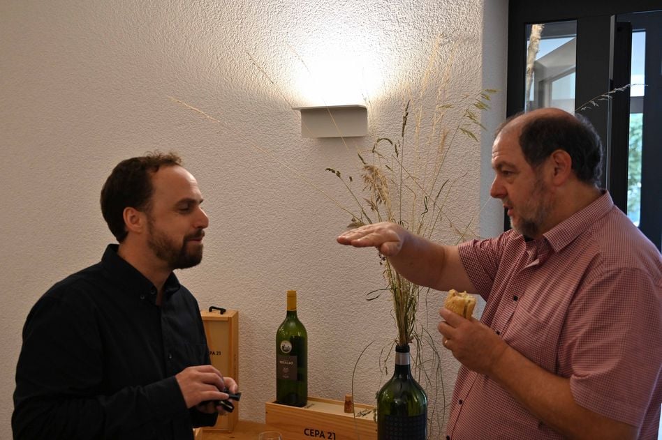 Fridolin Hösli von VISIT Glarnerland (links&lt;) im Gespräch mit Kaspar Marti
