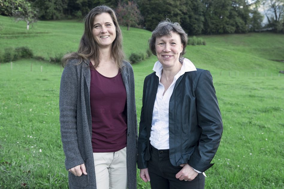 Die bisherige Gemeinderätin Sibylle Huber-Regli und neu Priska Müller Wahl geben gemeinsam ihre Kandidaturen für die Gemeinderatswahlen in Glarus Nord bekannt. (Bild: zvg)