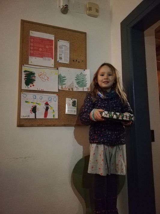 Die fünfjährige Lina erhielt für ihr schönes Bild ein Geschenk.