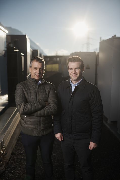 Martin Zopfi (links) und Martin Winteler planen, Ende Oktober 2024 eine Batterie-grossspeichere für Glarus in Betrieb zu nehmen. (Bilder: zvg)