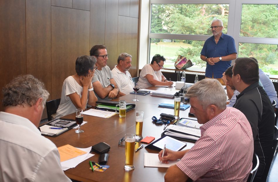 Präsident Franz Alberti (stehend) und sein Organisationskomitee arbeitet schon fleissig am nächsten Zigermeet 2019. (Bild: jhuber)
