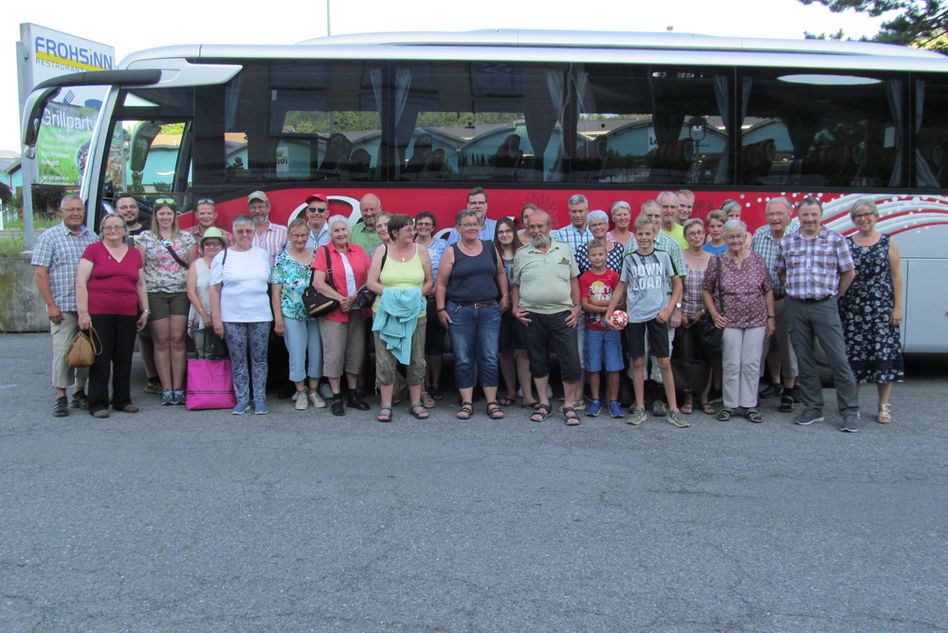 Gruppenbild der fröhlichen Reiseteilnehmer des Samariterverein Mollis (Bild: zvg)