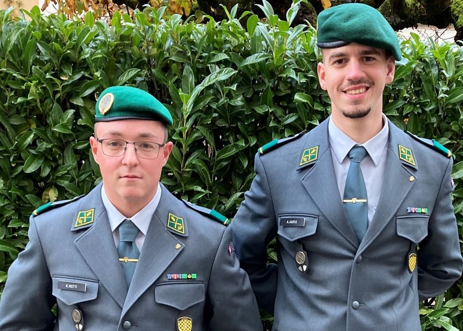 Nach der Beförderungsfeier der Inf Offiziersschule 10 in Solothurn: v.l.n.r. Lt Kai Hefti und Lt Ambros Daniel Anrig (Foto: Jeannine Schiesser, Kr Kdo GL)