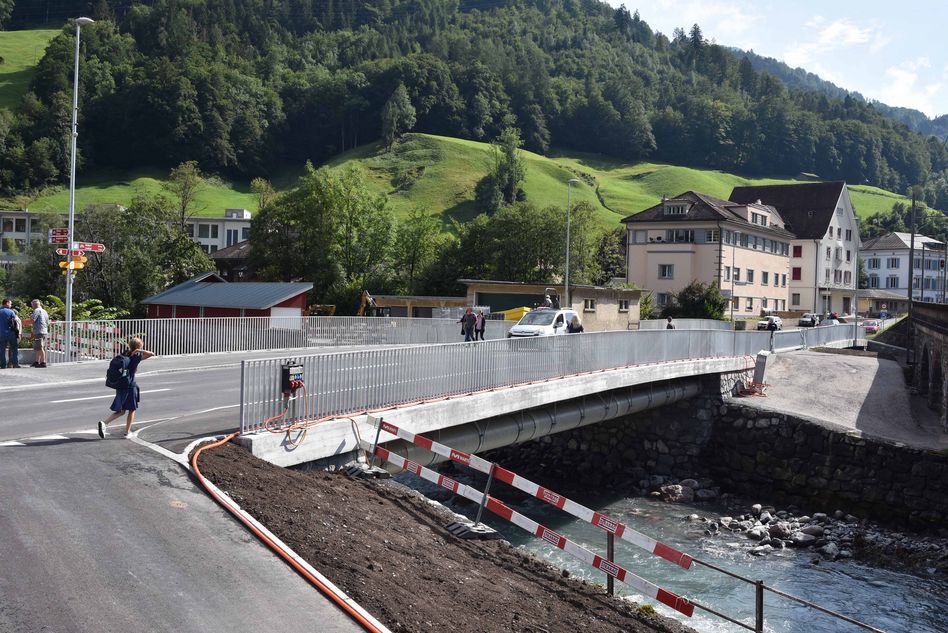 Die neue Linthbrücke verbindet das Dorf mit dem Bahnhof (Bilder: e.huber)