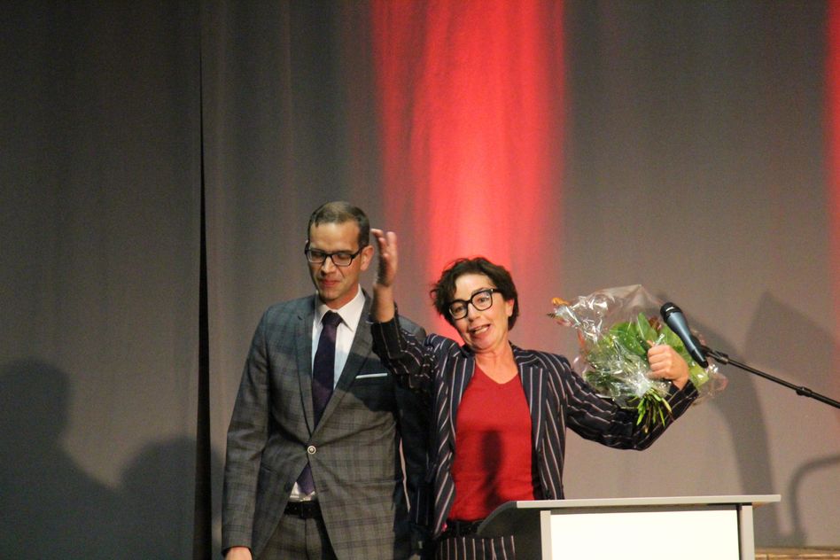 Regierungsrat Markus Heer mit der Kulturpreis- gewinnerin Eva Oertli