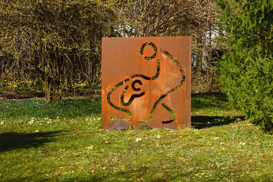 Die Skulptur «Ich will dich trösten» auf dem Friedhof Glarus ist neu auf einer Grusskarte abgebildet. (Bild: Walter Schneider)