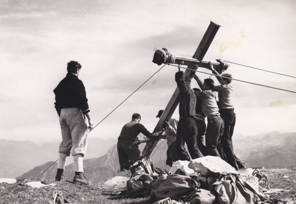 Am 4. Oktober 1958 errichteten Näfelser Jungsodalen das Rautispitz-Gipfelkreuz. (Foto: zvg)
