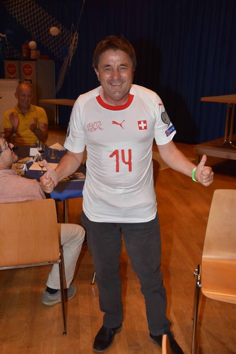 Erich Hug ersteigerte das Tenue von Zuber mit den Unterschriften der Spieler der Schweizer Nationalmannschaft