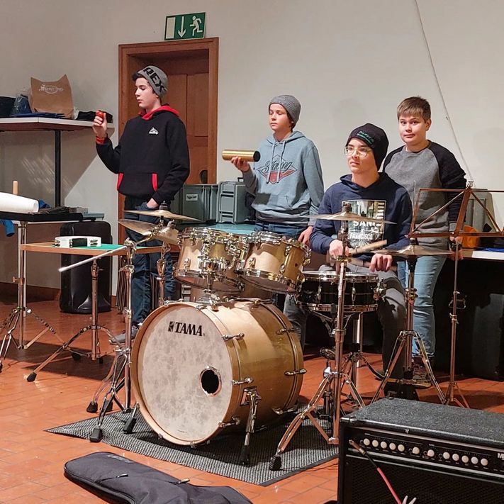 Die Jugendmusik Schwanden sucht Nachwuchstalente und Einblicke in die erste Probe