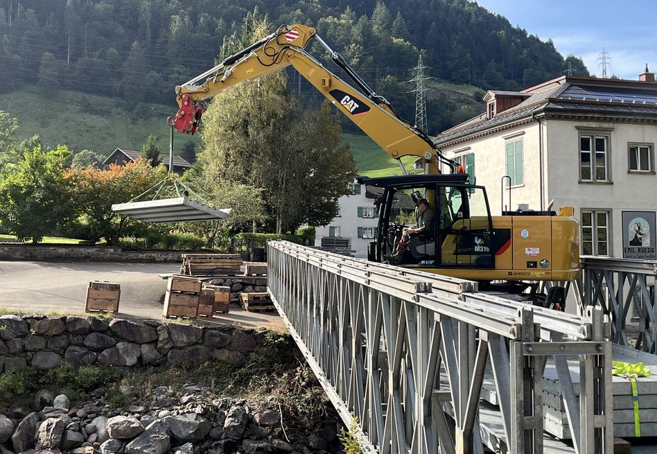Die Schweizer Armee baut im Erdrutschgebiet «Wagenrunse» in Schwanden eine Notbrücke