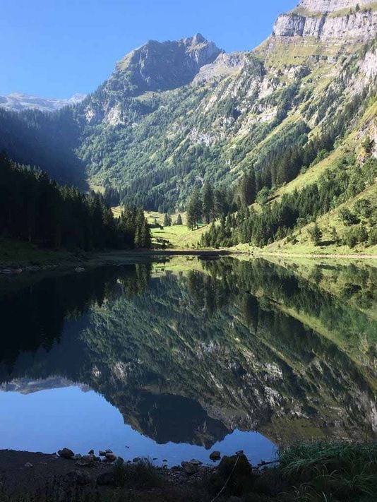 Talalpsee: Die Landschaft spiegelt sich im glasklaren See (Foto Annemai Kamm-Elmer)