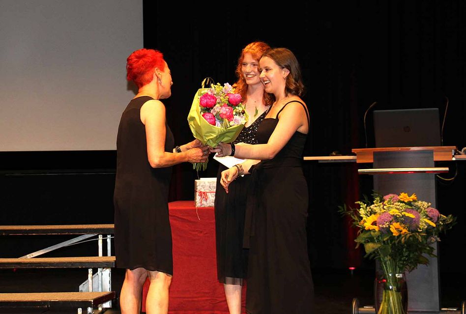Klassenlehrerin Barbara Fedier (links) bekam Blumen als Dank.