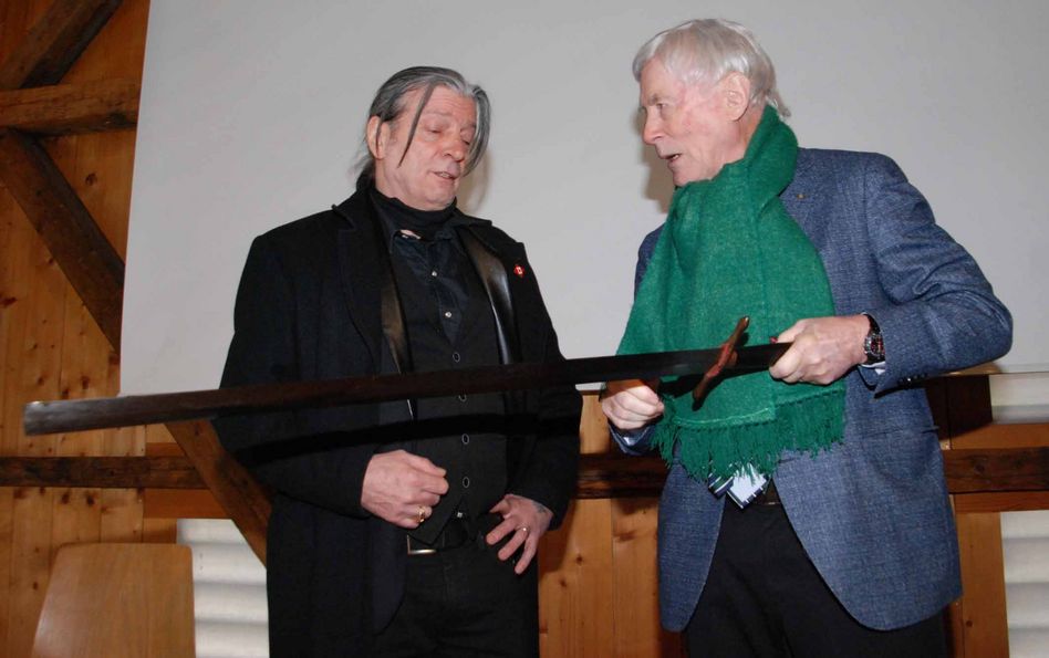 Henker-Museums-Besitzer Guido Varesi (links) und Dr. Marc Steinfels mit dem Original-Richtschwert in seinen Händen, mit dem Anna Göldi angeblich enthauptet wurde.